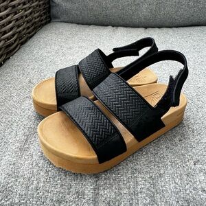 2 pairs of Toddler girl reef sandals size 8